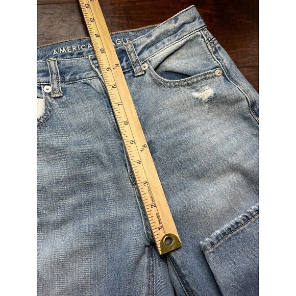 American Eagle Distressed High Rise Light Wash Mom Jean Sz 2 - Picture 6 of 8